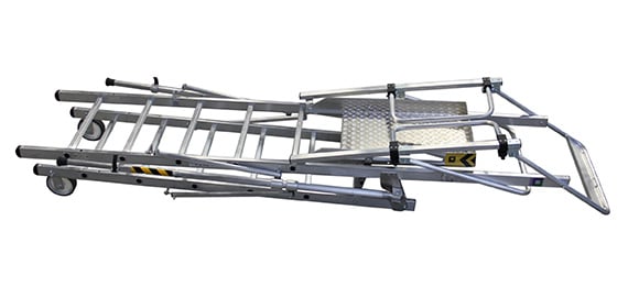 Zusammengeklappte Aluminium Arbeitsbühne mit integrierter Leiter und Rollen für den Transport