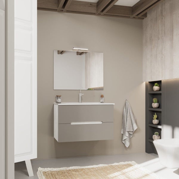 Modernes Badezimmer mit Waschtischunterschrank und eingelassenem Waschbecken, Wandspiegel mit Leuchte und integrierten Wandregalen.