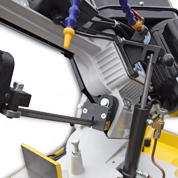 Detailansicht einer Metallsäge mit Sägeblatt und Kühlmittelzufuhr