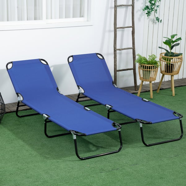 Zwei klappbare Gartenliegen mit blauem Textilbezug und schwarzem Metallgestell im Außenbereich.
