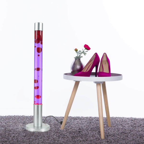 Szene mit Stehlampe, Beistelltisch, Dekoration und Teppich