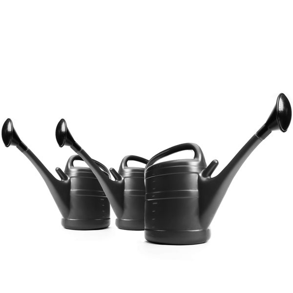 Drei schwarze Gießkannen