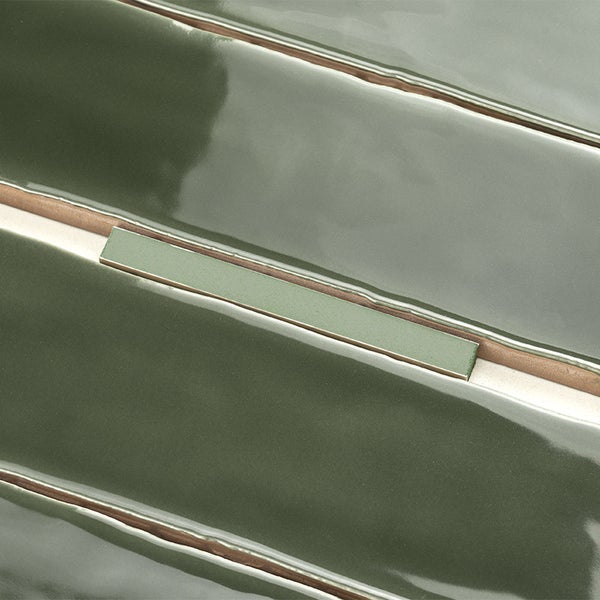 Wandfliese mit glänzender Oberfläche in Ziegeloptik als Nahaufnahme
