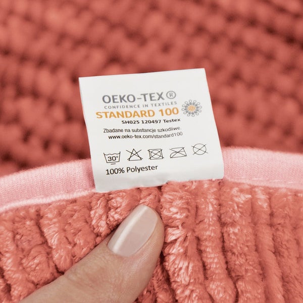 Etikett mit Öko-Tex Standard 100 Siegel, 100 Prozent Polyester, 30 Grad waschbar