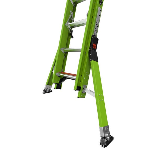 Grüne Mehrzweckleiter aus Glasfaser mit verstellbaren Beinen und rutschfesten Gelenkfüßen.