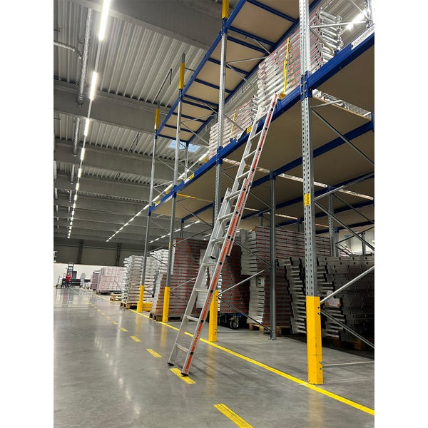 Eine Lagerhalle mit Regalen und einer Leiter, die an einem Regal lehnt.