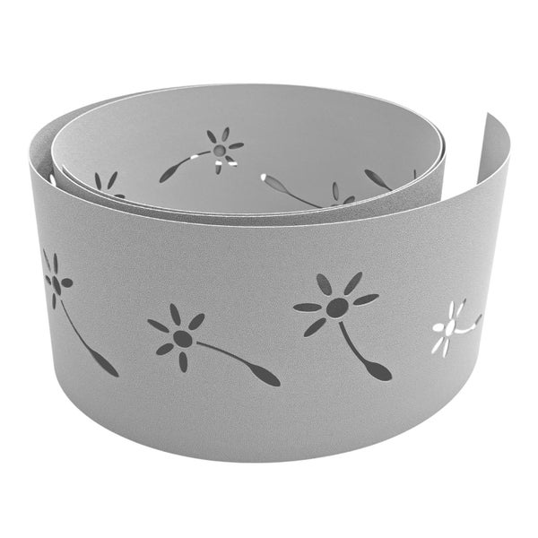 Rasenkante aus Metall mit Blumenmuster