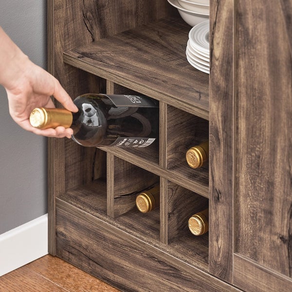 Weinflasche in einem Weinregal aus Holz