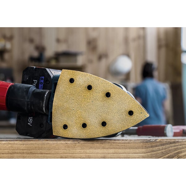 Deltaschleifer mit Schleifpapier auf Holzoberfläche