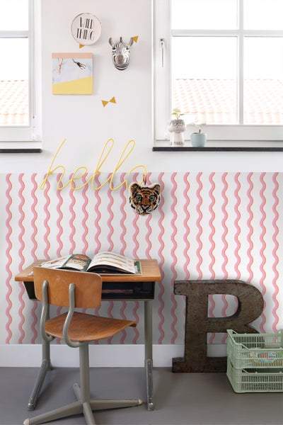 Dekoratives Kinderzimmer mit Schreibtisch, Stuhl und Wanddeko