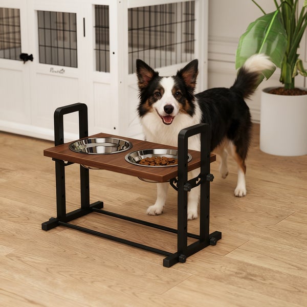 Höhenverstellbare Hundebar mit zwei Edelstahlnäpfen und Holzoptik-Platte auf schwarzem Metallgestell.