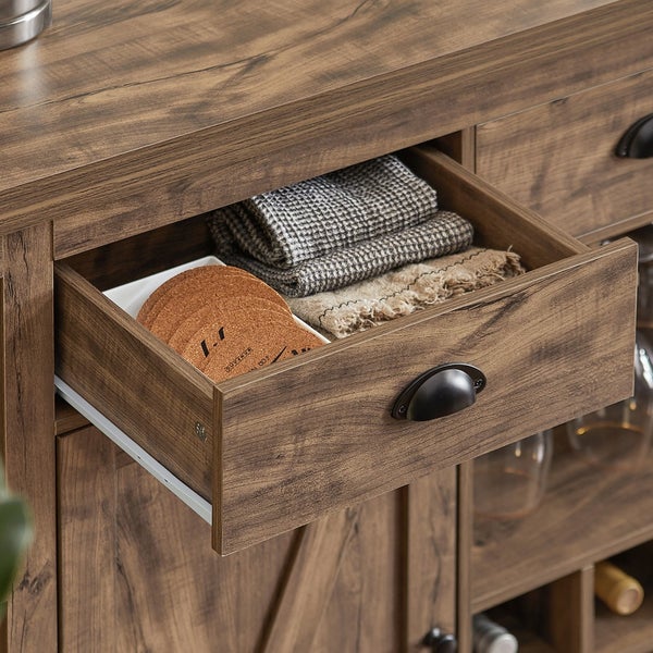 Kommode mit offener Schublade, gefüllt mit Untersetzern und Textilien