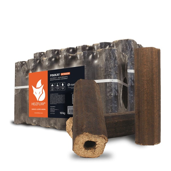 Ein Paket Heizfuxx Pinikay Octagon Holzbriketts mit 10 Kilogramm Inhalt und zwei lose platzierten achteckigen Holzbriketts mit Zugloch.