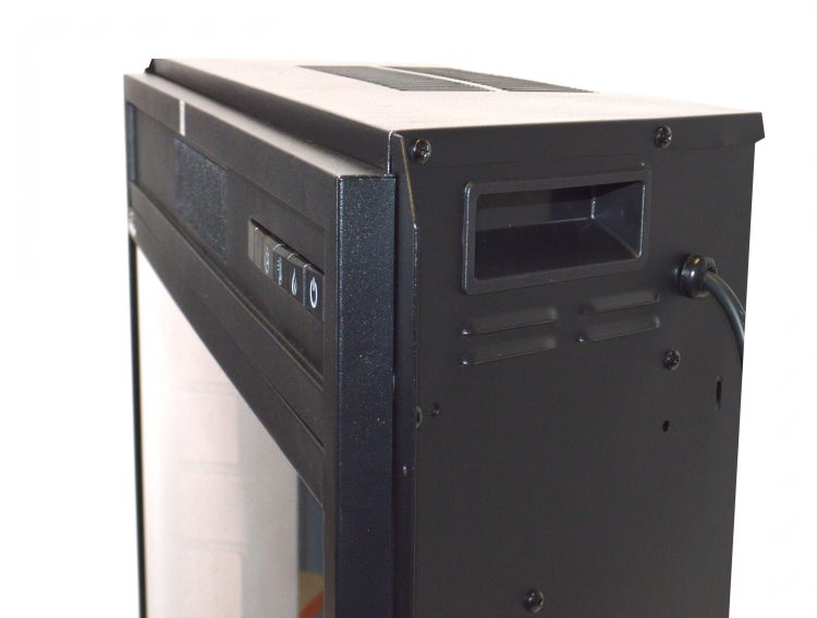 Detailansicht eines elektrischen Kamins mit Bedienelementen und Lüftungsschlitzen.