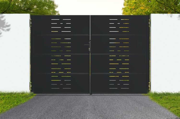 Modernes zweiflügeliges Einfahrtstor aus Metall mit horizontalen Lamellen und dekorativen Aussparungen.