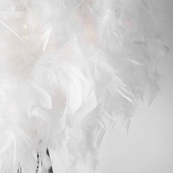 Nahaufnahme einer Lampe mit Federn