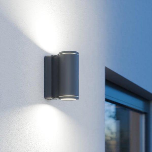 Moderne Wandleuchte für den Außenbereich mit Licht nach oben und unten