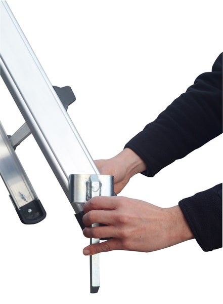 Hände befestigen Erdspieß an einer Leiter