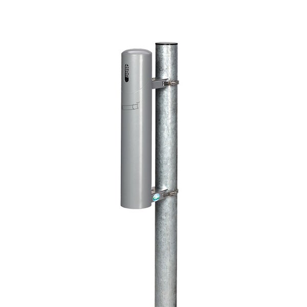 Zylindrischer Säulenascher aus Metall mit Zigarettensymbol, montiert an einem runden Metallpfosten.