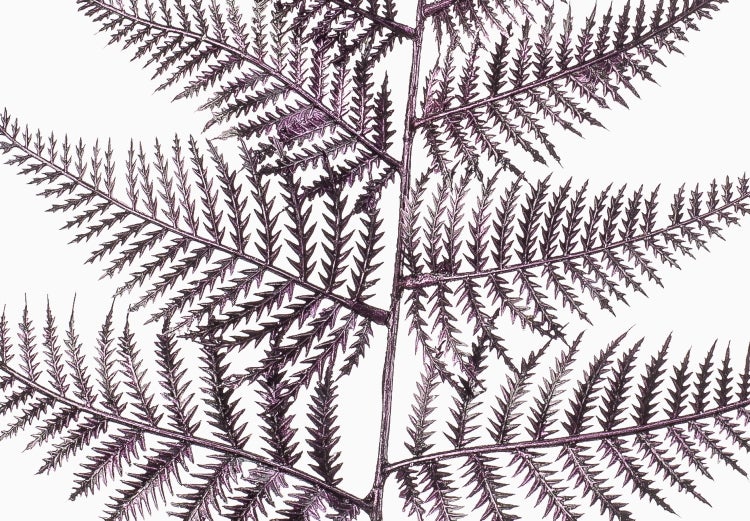 Dekorativer künstlicher Farnzweig mit metallisch-violetten, gezackten Blättern an einem Stiel.