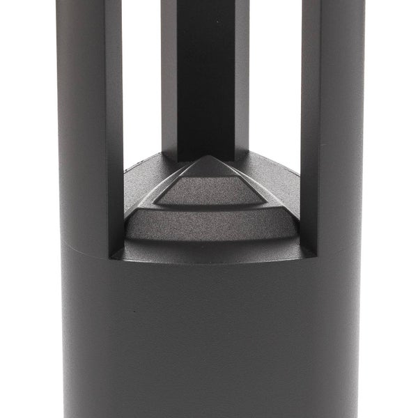 Detailansicht einer schwarzen Außenleuchte mit vertikalen Streben und pyramidenförmigem Sockel.