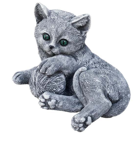 Dekorative Gartenfigur Katzenbaby mit Wollknäuel aus wetterfestem Kunststein