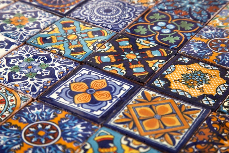 Nahaufnahme von quadratischen Fliesen mit verschiedenen floralen Mustern