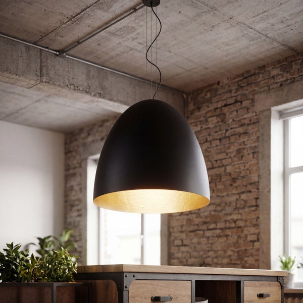 Industrielle Pendelleuchte in Kuppelform über einer hölzernen Kommode in einem Raum mit Backsteinwand und Betondecke.