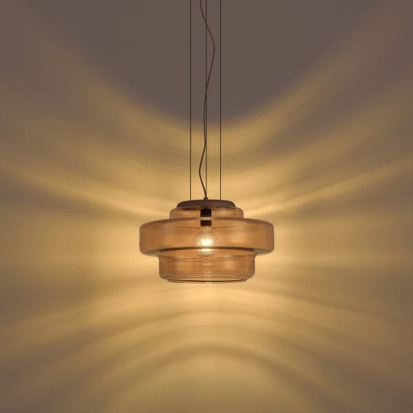 Moderne Glas Pendelleuchte mit stufigem Design und sichtbarem Leuchtmittel für eine dekorative Innenraumbeleuchtung.