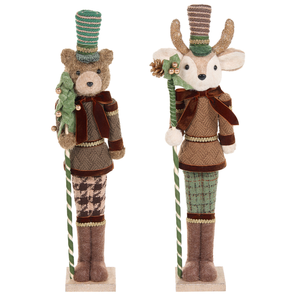 Zwei dekorative Weihnachtsfiguren in Form eines Bären und eines Hirsches mit Zylinder und Gehstock als Tischdekoration.