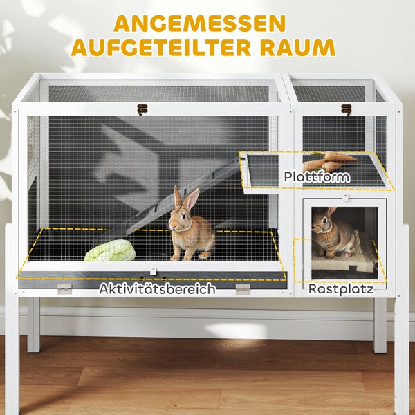 Kleintierstall aus weißem Holz mit Gittertüren, unterteilt in Aktivitätsbereich, Plattform und Rastplatz für Kaninchen.
