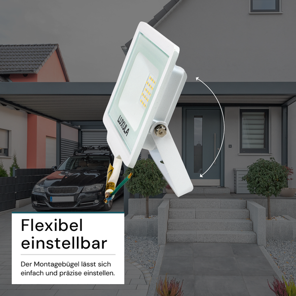 LED-Außenstrahler mit verstellbarer Halterung vor Hauseingang
