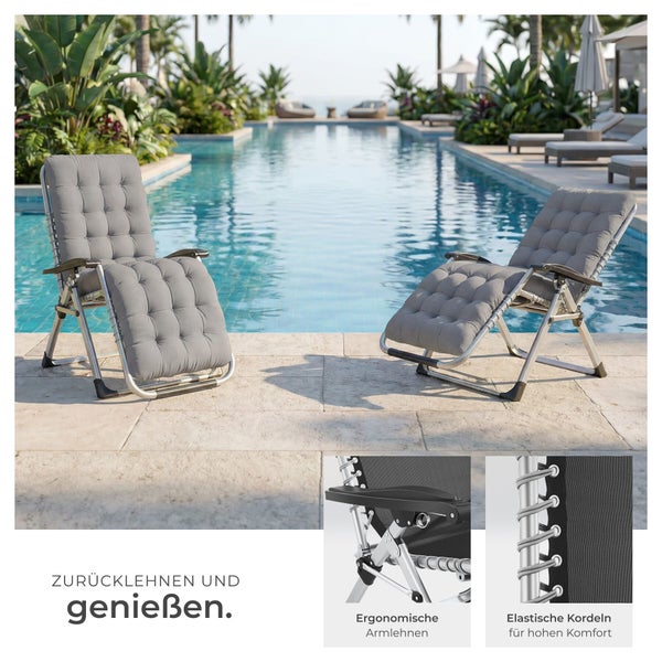 Zwei graue Gartenliegen mit Kissen und ergonomischen Armlehnen stehen am Pool