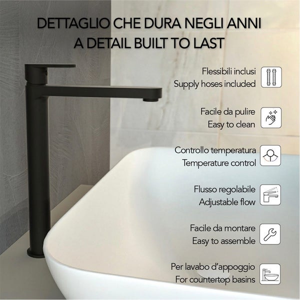 Hohe Waschtischarmatur in Schwarz matt für Aufsatzwaschbecken mit Anschlussschläuchen, einstellbarem Durchfluss und Temperaturregelung.