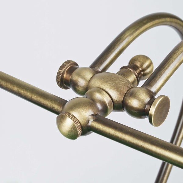 Detailansicht einer Messinglampe