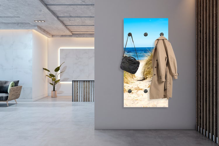 Garderobenpaneel mit Strandmotiv, Mantel und Tasche in einem modernen Eingangsbereich.