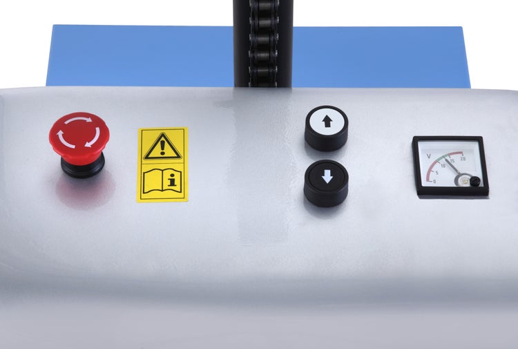 Detailansicht einer Maschine mit rotem Not-Aus-Knopf, gelbem Warnschild, Pfeiltasten und Spannungsmesser