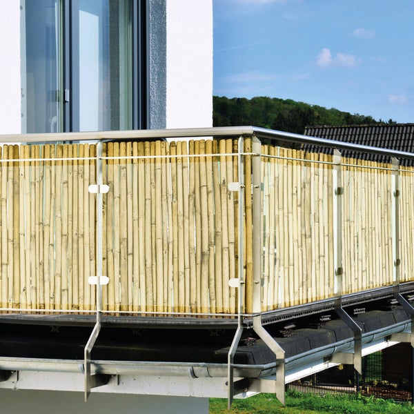 Balkon mit Sichtschutz aus Bambus und Geländer aus Edelstahl