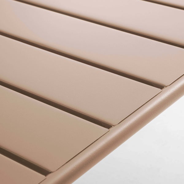 Nahaufnahme einer Tischoberfläche mit parallelen Aluminiumlatten.