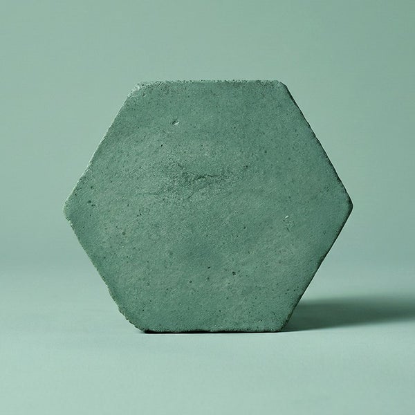 Sechseckige Fliese aus Beton in strukturierter Optik