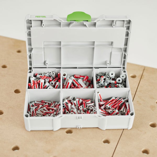 Geöffnete Sortimentsbox mit Dübeln und Schrauben