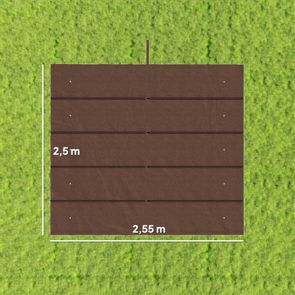 Terrassendielen in Braun mit den Maßen 2,5 Meter mal 2,55 Meter auf einer Rasenfläche.