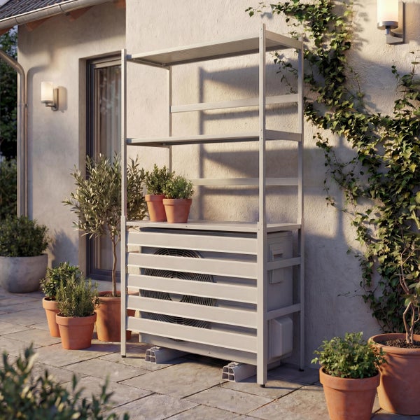 Modernes Metall-Außenregal zur Verkleidung von Wärmepumpen oder Klimageräten mit drei Ablagen auf einer hellen Terrasse mit Topfpflanzen.