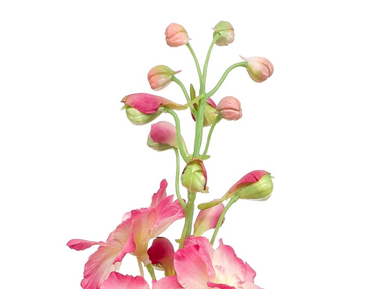 Künstlicher Rittersporn Zweig mit rosa Blüten und grünen Knospen.