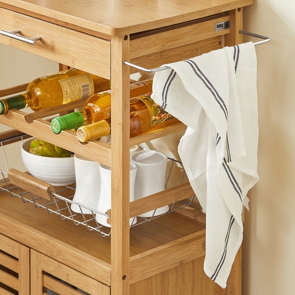 Küchenwagen aus Bambus mit Flaschen, Geschirr und Handtuch