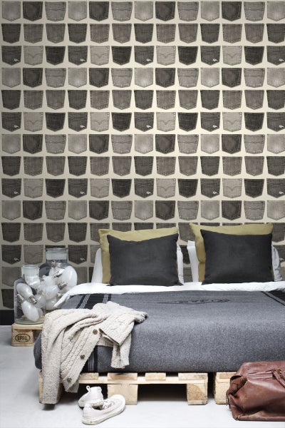 Schlafzimmer mit einer Wandtapete mit Jeans Hosentaschenmuster und einem Bett aus Paletten
