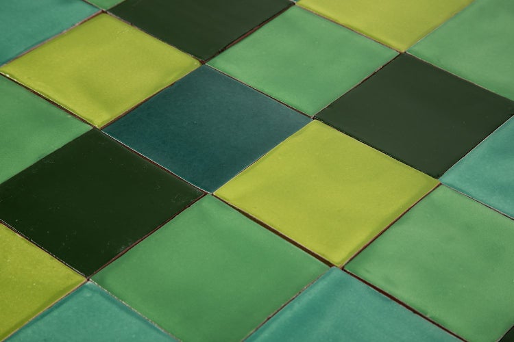 Quadratische Fliesen in verschiedenen Grüntönen