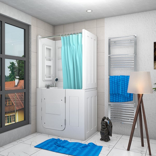 Helles Badezimmer mit Seniorenbadewanne und Duschkombination, Duschvorhang, Handtuchheizkörper aus Chrom und einer Stehlampe mit Holzstativ.