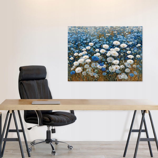 Wandbild mit Blumenmotiv über einem Schreibtisch mit schwarzem Bürostuhl in einem modern eingerichteten Arbeitszimmer.