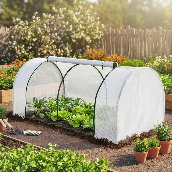 Folientunnel für Hochbeete mit aufrollbarer Abdeckung in einem Garten mit verschiedenen Pflanzen und Gartenwerkzeugen.